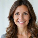 Ritratto di una donna sorridente, cliente soddisfatta di NutriVita Italia.