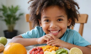 Bambino che mangia frutta e verdura